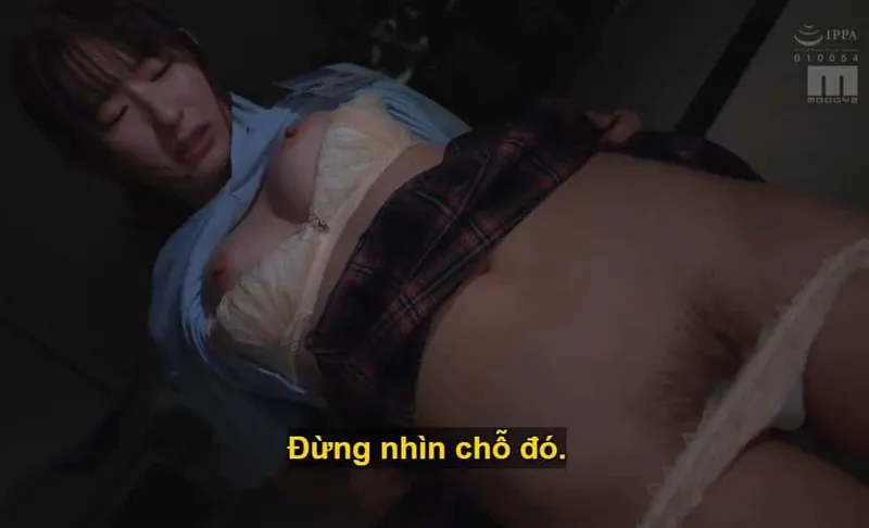 Sếp lớn đang mưu tính "xử đẹp" cô em dưới quyền kiêu kỳ lười nhác, suốt ngày cắm mặt nhắn tin yêu đương với trai.
